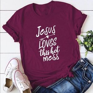 BURGUNDY “JESUS LOVES THIS HOT MESS” SLOGAN TEE.